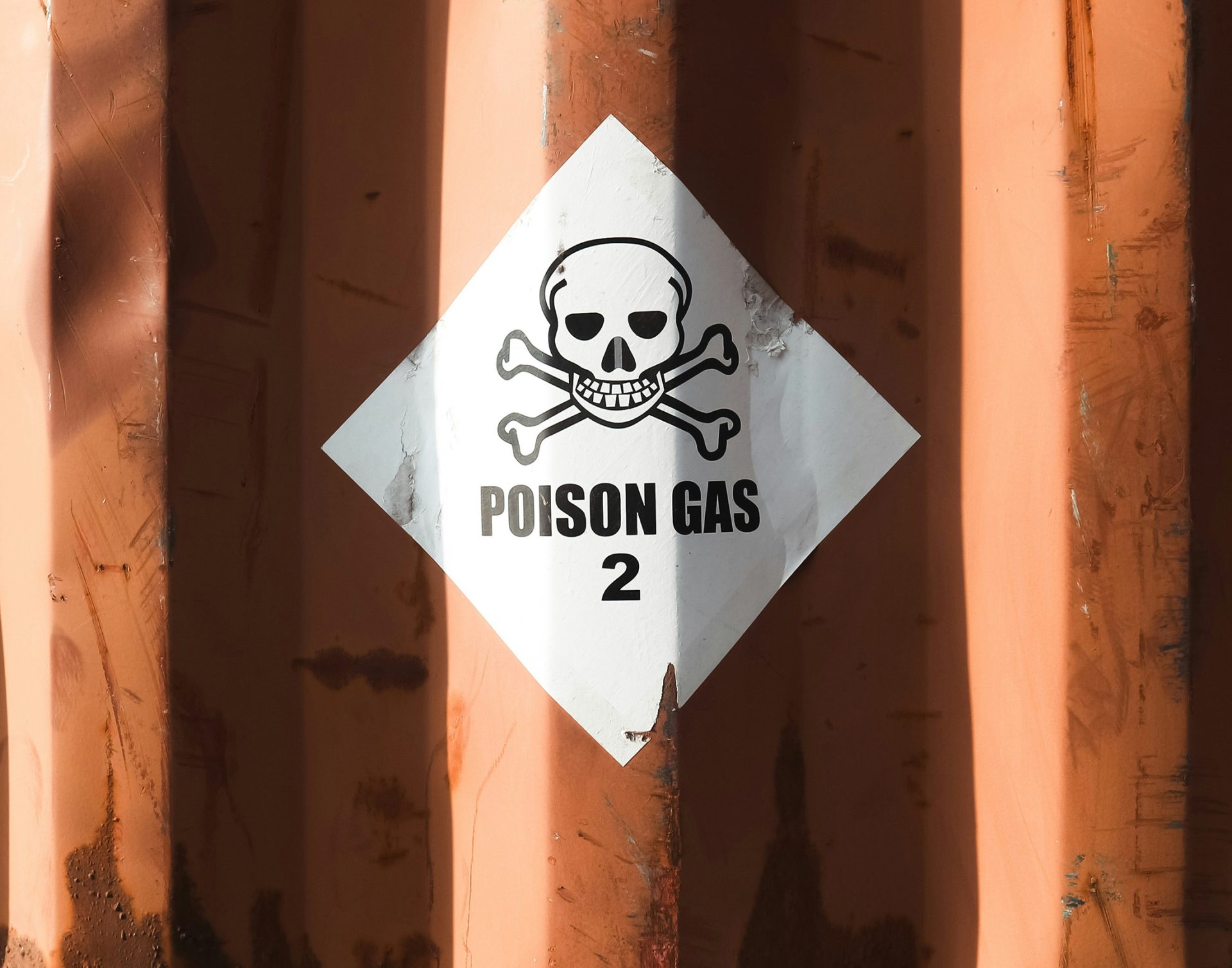 A label "poison gas" on a container