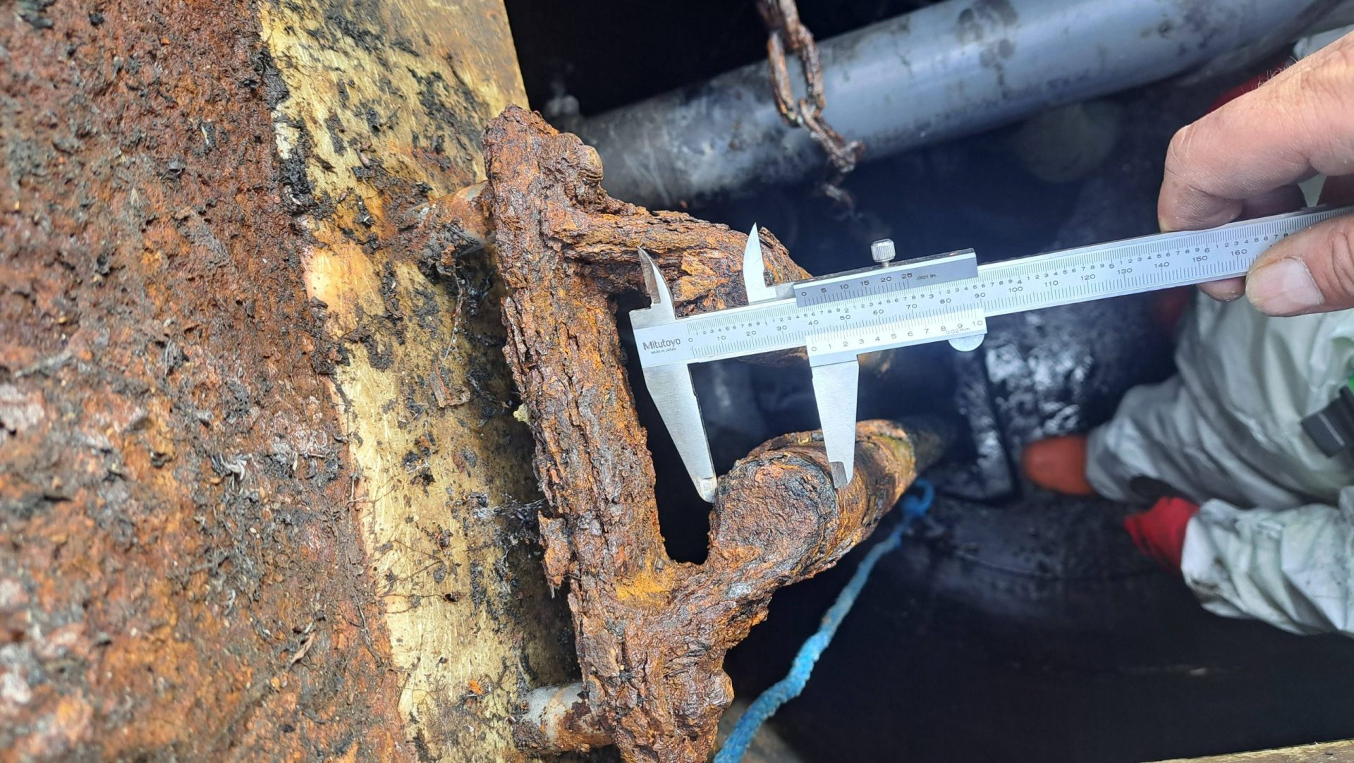 An image of corroded guide rail